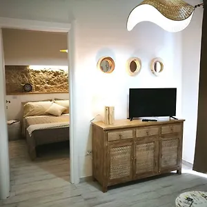 Amelia Apts & Guest house
